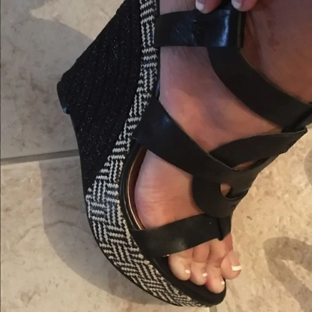 Guess platform sandals sz 9